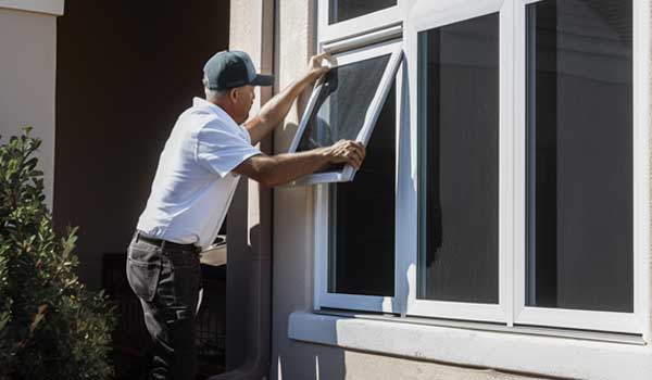 Total Screen Installer at Work Total Screen Installer at Work