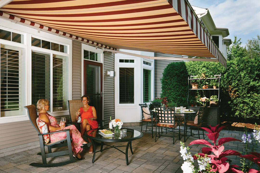 "Elite Plus" retractable awning for decks and patios